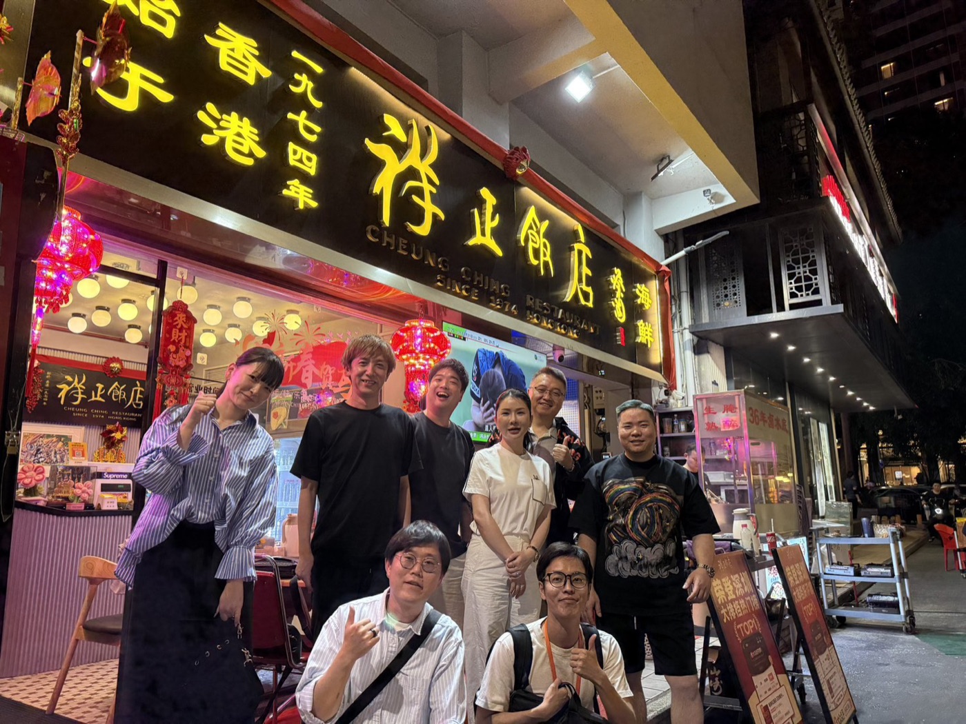香港の名店前で