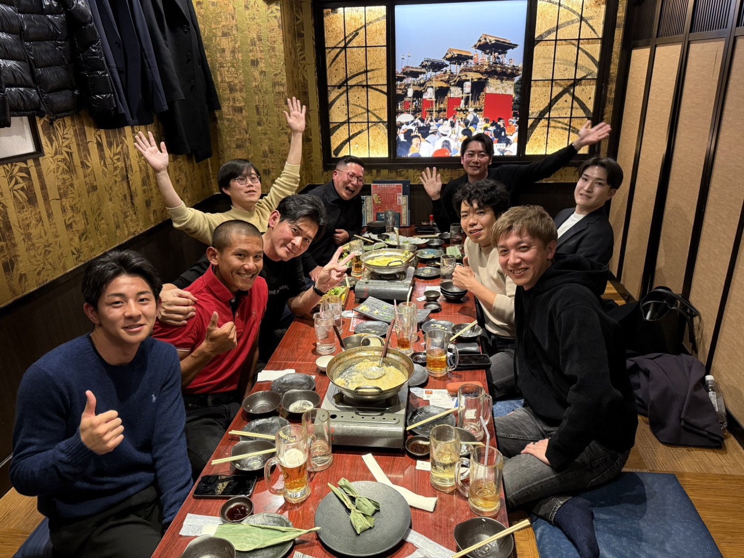 仲間との食事会で乾杯